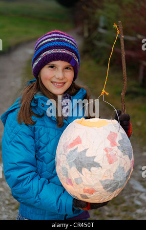 Mädchen mit einer Laterne auf dem St.Martin parade, Laternenumzug, St.-Martins Tag, Pfaffenwinkel, Bayern, Deutschland, Europa Stockfoto