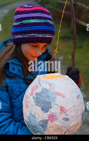 Mädchen mit einer Laterne auf dem St.Martin parade, Laternenumzug, St.-Martins Tag, Pfaffenwinkel, Bayern, Deutschland, Europa Stockfoto