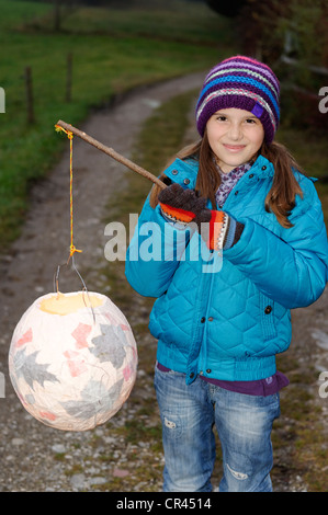 Mädchen mit einer Laterne auf dem St.Martin parade, Laternenumzug, St.-Martins Tag, Pfaffenwinkel, Bayern, Deutschland, Europa Stockfoto