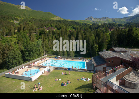 Frankreich, Savoyen, Valmorel, Massif De La Vanoise, der Pool und die Pointe du Grand Nielard (2544 m) Stockfoto