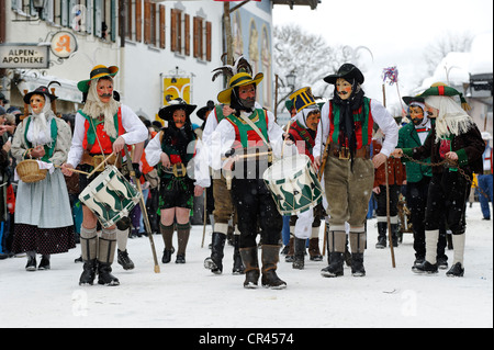 Männer, gekleidet in traditionellen Karnevalskostüme Karnevalsumzug, Maschkera, Mittenwald, Werdenfelser Land, Oberbayern Stockfoto