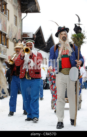 Männer, gekleidet in traditionellen Karnevalskostüme Karnevalsumzug, Maschkera, Mittenwald, Werdenfelser Land, Oberbayern Stockfoto