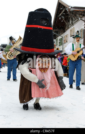 Männer, gekleidet in traditionellen Karnevalskostüme Karnevalsumzug, Maschkera, Mittenwald, Werdenfelser Land, Oberbayern Stockfoto