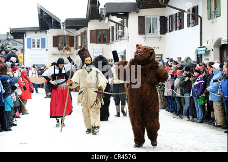 Männer, gekleidet in traditionellen Karnevalskostüme Karnevalsumzug, Maschkera, Mittenwald, Werdenfelser Land, Oberbayern Stockfoto