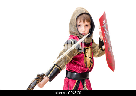 Junge mit Karnevalskostüm. Der kleine kämpfende Ritter mit polnischen Wappen auf dem Schild. Stockfoto