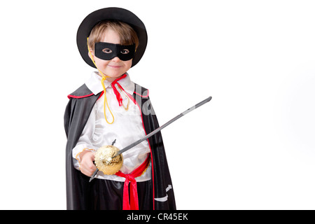 Junge mit Karnevalskostüm.  Kleine Kämpfe Zorro. Stockfoto