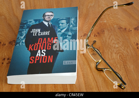 Deutsche Kopie von John Le Carre, Tinker, Talior, Soldier, Spy (Dame König als Spion) Stockfoto