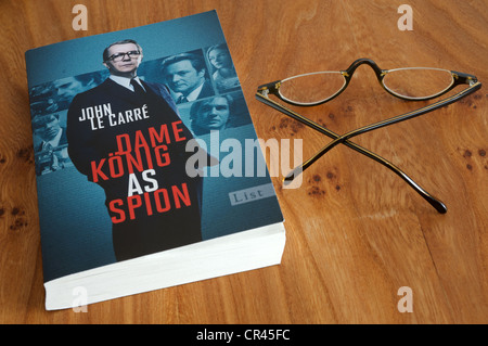 Deutsche Kopie von John Le Carre Tinker, Tailor, Soldier, Spy (Dame König als Spion) Stockfoto