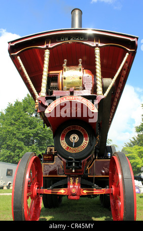 Straße der Dampftraktor aus längst vergangenen Tagen auf eine Classic Oldtimer Rallye Stockfoto