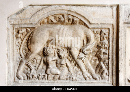 Kapitolinische Wölfin mit Romulus und Remus, römische Steinrelief, Außenansicht, Wallfahrtskirche Maria Saal, Kärnten, Österreich Stockfoto