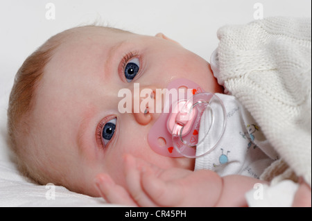 Baby, 6 Monate, mit einem dummy Stockfoto