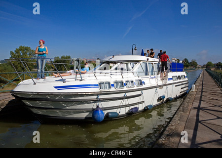 Frankreich, Saone et Loire, Digoin, Bootfahren auf dem Kanal Brücke über die Loire Stockfoto