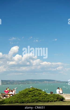 Menschen genießen den Blick auf den Balaton von Tihany in Ungarn. Stockfoto