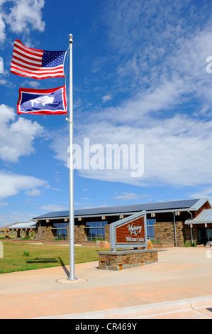 Welcome Center Wyoming USA Flag Pole Display Welle wind Stockfoto