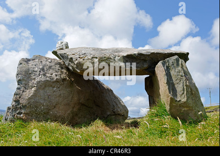 Dolmen, Hungersnot Cottages, Museum, Halbinsel Dingle, County Kerry, Irland, Europa Stockfoto