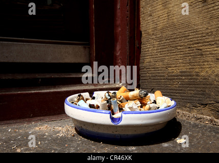 Volle Aschenbecher Stockfoto