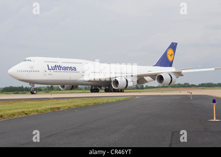 Eine Lufthansa Boeing 747-8 auf seiner ersten Passagierflug am Dulles International Airport landen. Stockfoto