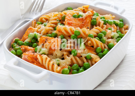 Ein gebackenes Gericht Fusili oder spiralförmige Nudeln mit gegrilltem Lachs, Erbsen und Mozzarella. Stockfoto