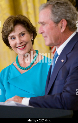 Ehemaligen Präsidenten George W. Bush eine First Lady Laura Bush im Weißen Haus Zeremonie, seine offizielle Porträt zu enthüllen. Stockfoto