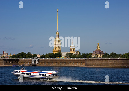 Russland, St. Petersburg, UNESCO-Welterbe, Schnellboot auf der Newa vor Peter und Paul Fortress und der Turm der Stockfoto