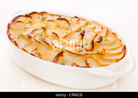 Berühmte französische Gericht aus Kartoffeln und Zwiebeln Backkartoffeln mit Lager, Boulangere, Stockfoto