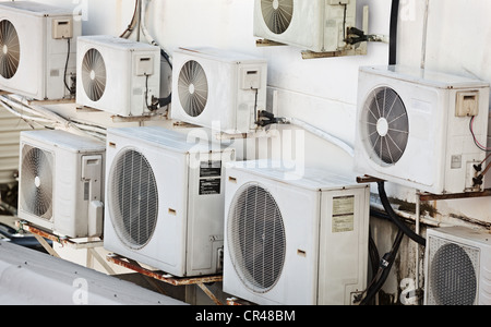 Viele ältere Klimaanlagen bedeckt die gesamte Wand Stockfoto