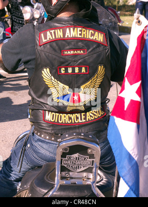 Kubanische Motorradfahrer, ein Mitglied der Latin American Motorcyclist Association, auf seinem Motorrad mit einer kubanischen Flagge, Pinar Del Rio Stockfoto