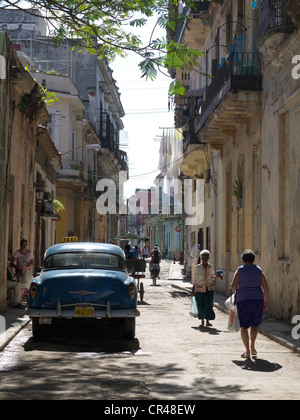 Straßenszene mit Oldtimer und Passanten in Alt-Havanna, Kuba, Lateinamerika Stockfoto