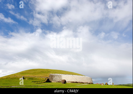 Prähistorischen Hügel und Durchgang Grab, Newgrange, County Meath, Irland, Europa Stockfoto