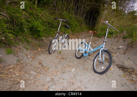 Zwei klappbare Fahrräder auf einem Fahrrad zu fahren, in Japan, Asien Stockfoto