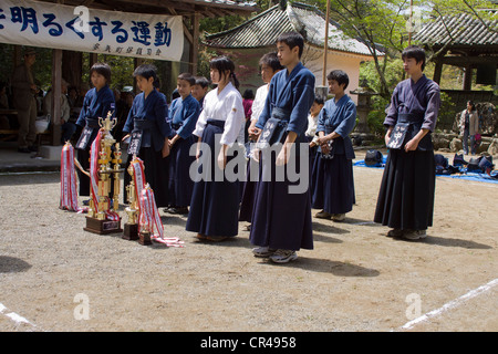 Junge japanische Kinder nehmen an den lokalen Kendo-Meisterschaften in der ländlichen Dorf Seiwa, Honshu. Stockfoto