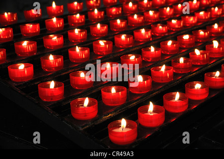 Brennende Kerzen in einer Kirche, St.-Martins Kirche, Landshut, untere Bayern, Bayern, Deutschland, Europa Stockfoto