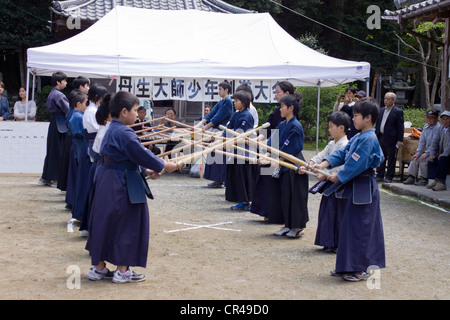 Junge japanische Kinder nehmen an den lokalen Kendo-Meisterschaften in der ländlichen Dorf Seiwa, Honshu. Stockfoto