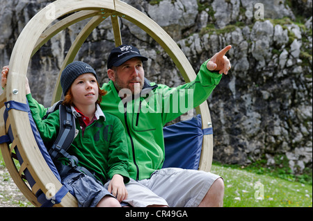 Vater und Sohn auf dem damaligen-Erlebnisweg, Gipfel-Erlebnisweg am Alpspitzbahn, Garmisch-Partenkirchen, Wettersteingebirge Stockfoto