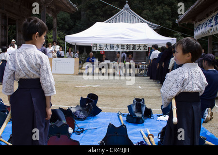 Junge japanische Kinder nehmen an den lokalen Kendo-Meisterschaften in der ländlichen Dorf Seiwa, Honshu. Stockfoto