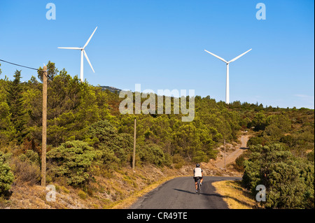 Frankreich, Aude, Corbières, Fitou, Windkraftanlagen in die Route de Treilles, Straße befindet sich auf der alten Grenze zwischen Frankreich Stockfoto