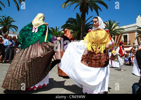 Mitglieder einer Folkloregruppe in traditioneller Tracht, die typischen Tänze, Ibiza, Spanien, Europa Stockfoto