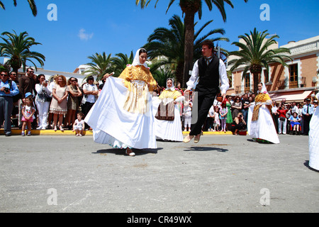 Mitglieder einer Folkloregruppe in traditioneller Tracht, die typischen Tänze, Ibiza, Spanien, Europa Stockfoto