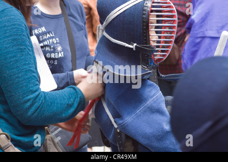 Junge japanische Kinder nehmen an den lokalen Kendo-Meisterschaften in der ländlichen Dorf Seiwa, Honshu. Stockfoto