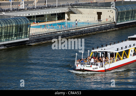 Frankreich, Paris, Seine Ufer, UNESCO-Welterbe, Vaporetto und Josephine Baker Schwimmbad auf dem Quai François Stockfoto