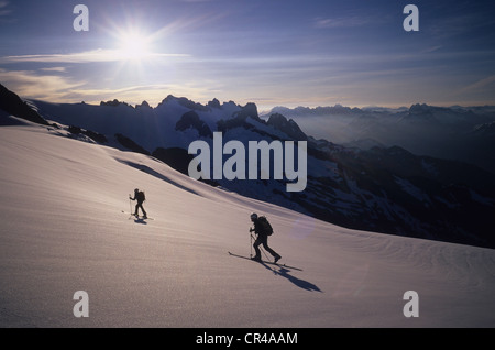 USA, Washington State, The Cascade Range, Nationalpark Mount Baker, Skifahrer machen den Aufstieg zum Mount Shuksan Stockfoto