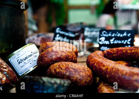 Deutsche Wurst auf dem Markt in Viktualienmarkt, München, Deutschland, Europa Stockfoto