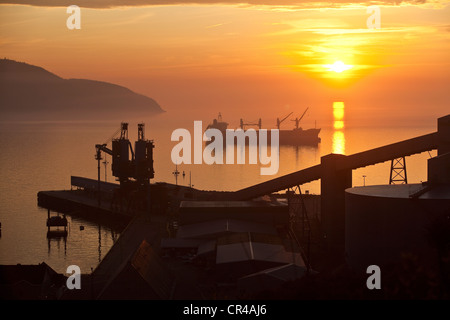 Kanada, Quebec Provinz Manicouagan Region, Nordküste des Sankt-Lorenz-Strom, Baie-Comeau, Sonnenaufgang über dem Hafen Stockfoto