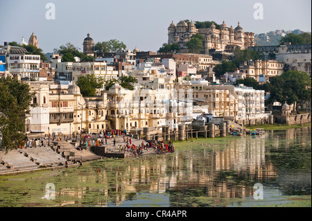 Indien, Rajasthan State, Udaipur, Naoghat (Nao Ghat) und Schloss im Hintergrund Stockfoto