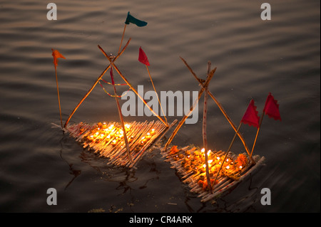 Indien, Rajasthan State, Udaipur, Naoghat (Nao Ghat), Kartik Purnima, hinduistische Feier des November-Vollmond am Pichola-See Stockfoto