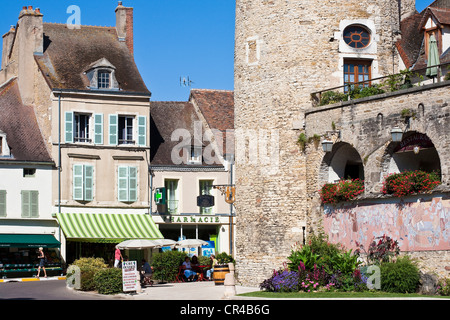 Frankreich, Saone et Loire, Buxy, Mittel- und roter Turm Stockfoto