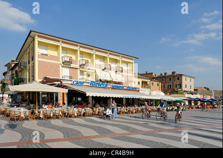 Bars und Eisdielen auf der Uferpromenade promenade in Lazise am Gardasee, Lago di Garda, Venetien, Italien, Europa Stockfoto