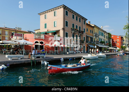 Seepromenade in Lazise am Gardasee, Lago di Garda, Venetien, Italien, Europa Stockfoto