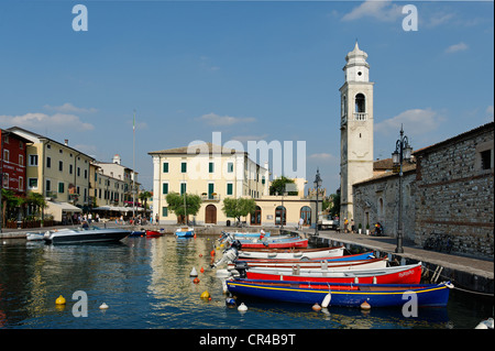 Kirche von San Nicolo, Hafen von Lazise am Gardasee, Lago di Garda, Venetien, Italien, Europa Stockfoto