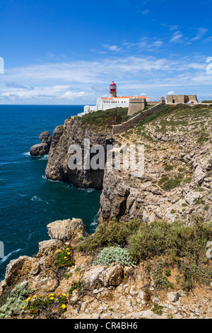 Der Leuchtturm am Cabo de Sao Vicente (Kap St. Vincent), der südwestlichste Punkt auf dem europäischen Festland, Algarve, Portugal Stockfoto